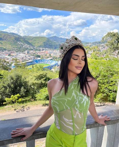 La bella modelo fue coronada como Miss Grand Honduras en el 2022 por parte de la anterior representante Saira Cacho. 