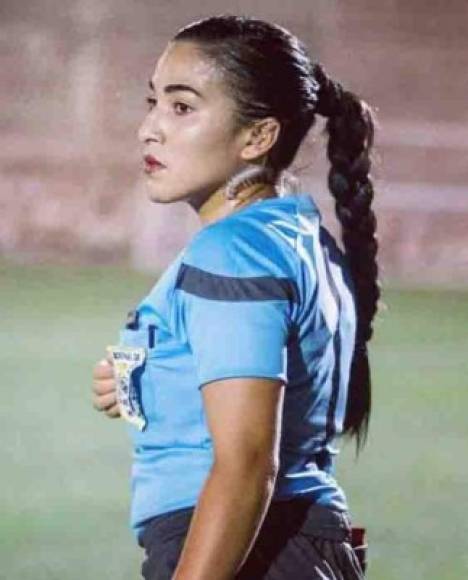 Martha Nohemi Ríos ejerce el arbitraje en el torneo de reservas del fútbol hondureña. La chica poco a poco comienza a brillar en el gremio arbitral.