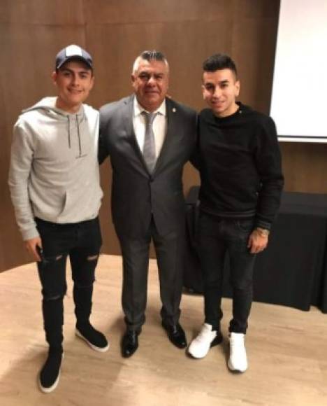 Paulo Dybala, reconocido hincha de Boca Juniors, posó con Claudio Fabián Tapia, presidente de la AFA, y con Ángel Correa, del Atlético de Madrid, en la previa de la Súperfinal.