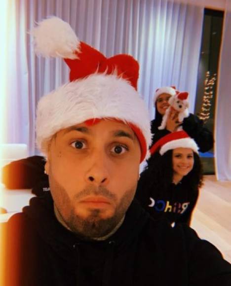 Nicky Jam compartió una imagen al lado de sus hijas y su mascota, todos vestidos con gorras de Santa Claus. 'Aquí mis hijas. Con el espíritu navideño', escribió.