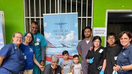 Médicos de Medical Wings International, Elsa Osorto y niños beneficiados en la brigada.