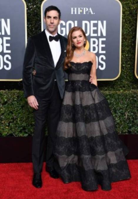 La actriz Isla Fisher se mostró radiante al posar con su esposo, el también actor Sacha Baron Cohen.
