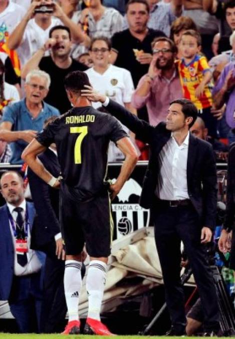 El técnico del Valencia, Marcelino García Toral, tuvo un gesto al consolar a Cristiano Ronaldo que se marchó llorando. Foto EFE