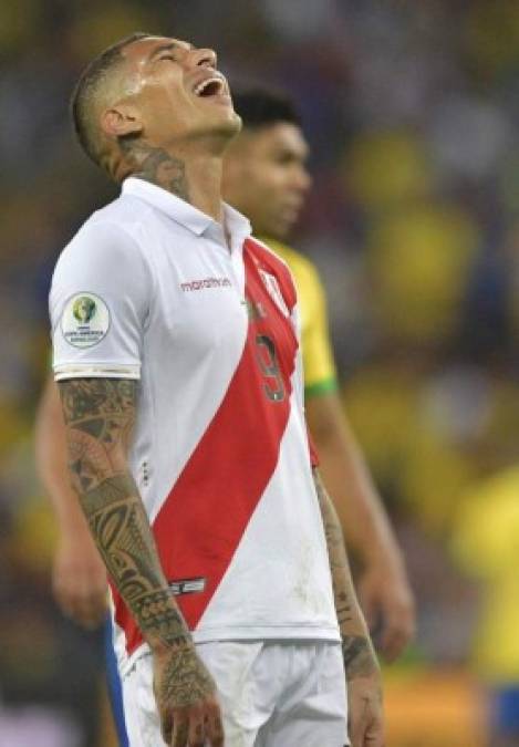 El delantero Paolo Guerrero reflejo la impotencia de los peruanos.