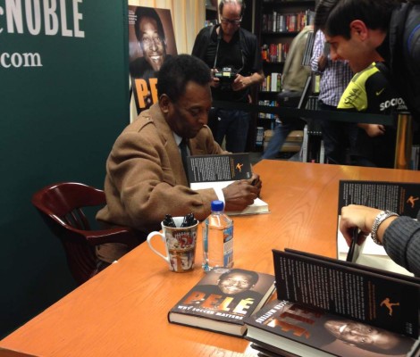 Rifan libro autografiado por Pelé para construir escuela en Honduras