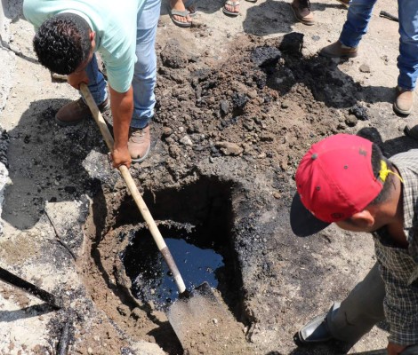 Técnicos de MiAmbiente y fiscales del Ministerio Público inspeccionan y toman pruebas. Al final se descubrió que se trataba de un barril lleno de aceite quemado. Fotos: Efraín Molina