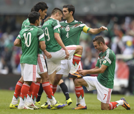 México golea a Nueva Zelanda y pone un pie en el Mundial de Brasil