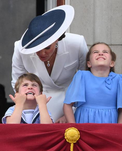 El príncipe Louis, que acaba de cumplir 3 años de edad, acaparó la atención durante el tradicional desfile.