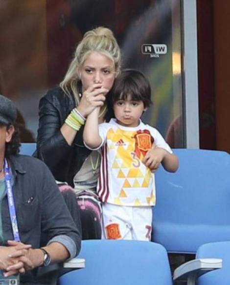 Shakira consoló al Milan quien se puso triste por la perdida de España 2-0 contra Italia.