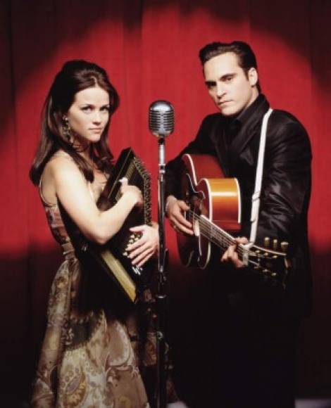 En 2005 se metió en la piel de la leyenda del country, Johnny Cash, en la película 'Walk the Line', junto a Reese Witherspoon. Para encarnar al músico, Joaquín escondió sus ojos verdes y usó lentes de contacto color marrón. También usó zapatos con tacón, pues Joaquín mide 1.72 metros y Cash, 1.85.<br/><br/>Al año siguiente ganó el Globo de Oro al mejor actor; además fue nominado al Óscar al mejor actor principal. <br/><br/>Aunque ese fue uno de sus grandes momentos de su carrera, su vida personal era un desastre, pues al igual que Cash, Phoenix estaba convirtiéndose en un alcohólico, pero poco a poco superó ese vicio.