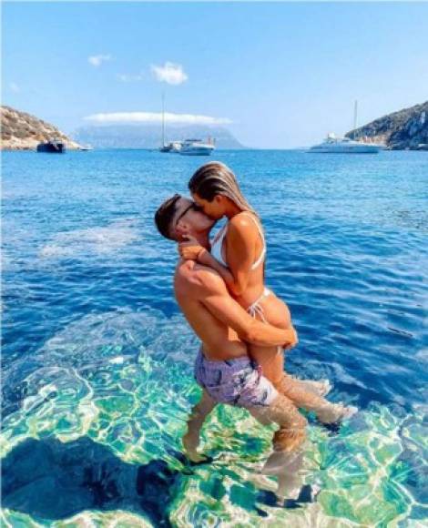 Nicolás Tagliafico, lateral izquierdo argentino del Ajax, y su pareja Caro Calvagni se dan un apasionado beso en el agua de la costa de Baunei.