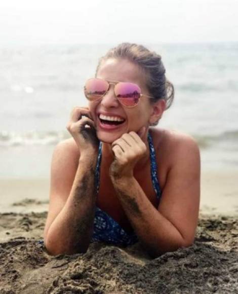 Cristina Rodríguez, presentadora de noticias en Televicentro, con su hermosa sonrisa disfrutó de las playas de Tela.