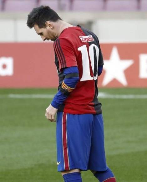 Messi convirtió el cuarto gol del Barcelona ante Osasuna y lo festejó con todos sus compañeros. Luego se salió del grupo, se quedó solo y se quitó la camiseta del Barcelona. <br/>