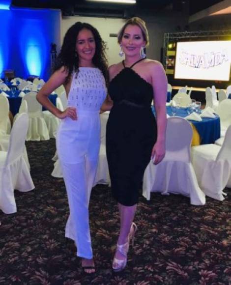 Emma Ramos y Tanya Rodríguez, dos lindas periodistas que estuvieron en la Gala de los Premios de la Liga Nacional de Honduras.