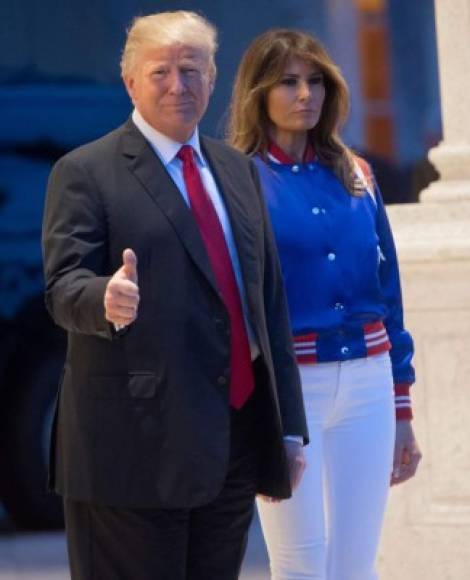 La exmodelo eslovena también dio de que hablar por su atuendo para uno de los eventos deportivos más importantes del año. Melania eligió un conjunto ‘sport’, con una bomber de seda con los colores de la bandera norteamericana.