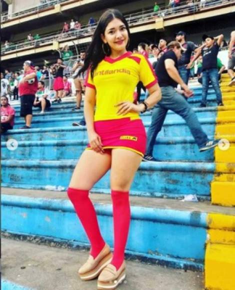 A la guapa joven se le ha visto en los estadios de la Primera División del fútbol hondureño.