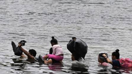 Cientos de migrantes cruzan a diario el Río Bravo para ingresar ilegalmente a Estados Unidos.