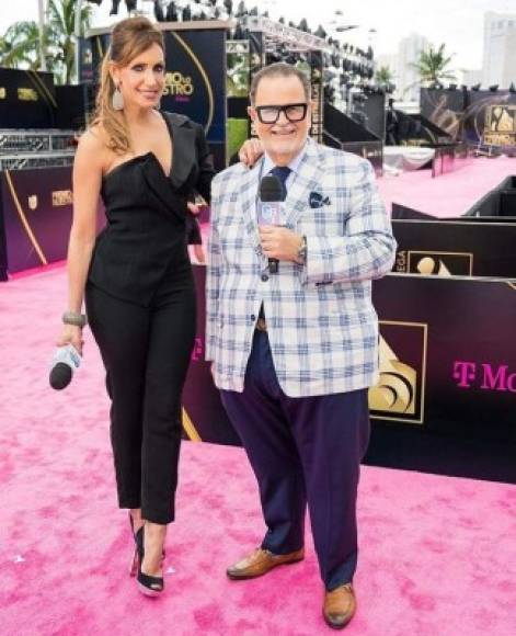 Lili Estefan y Raúl de Molina, los host de la alfombra de PLN.<br/>