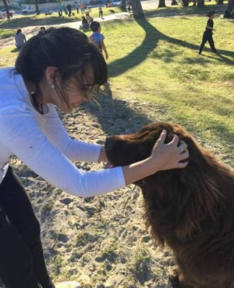 La chica que asegura ser hija de Rambo de León disfruta de los animales y así lo demuestra en sus redes sociales.