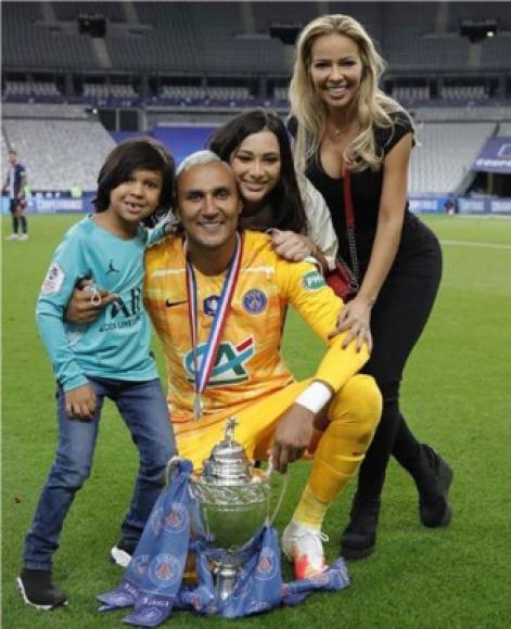 Keylor Navas celebró en el campo con su bella esposa Andrea Salas, su hija Daniela y su hijo Mateo.