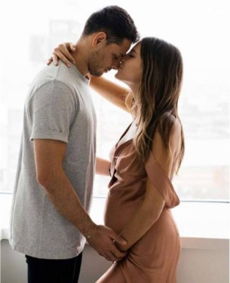 El delantero mexicano Javier 'Chicharito' Hernández, del West Ham United, disfrutó con su novia Sarah Kohan, quien está embarazada.