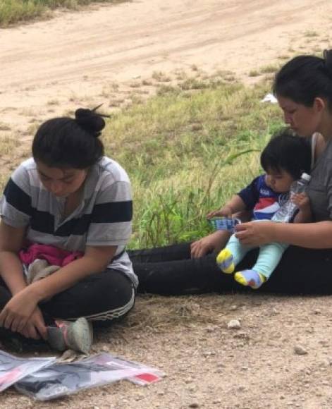 El Gobierno de Trump implementó la separación de niños como medida de disuasión para evitar el ingreso de indocumentados, sin embargo, los inmigrantes siguen llegando por decenas a la frontera. /Foto: Twitter David Begnaud.