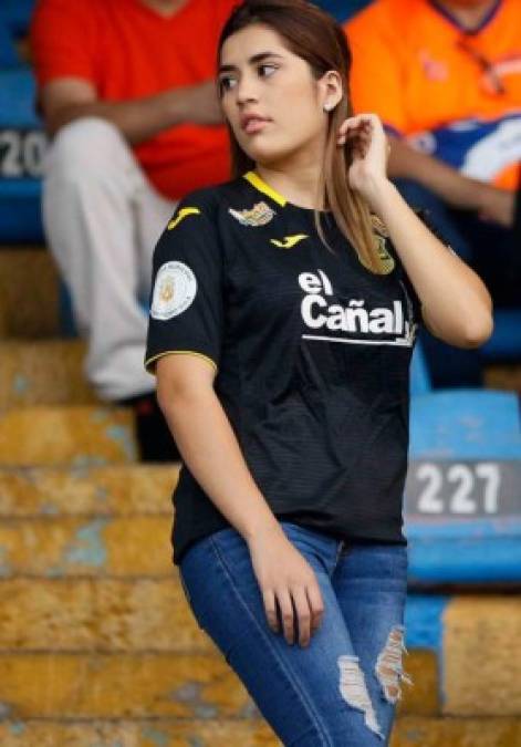 Una de las bellas aficionadas del Real España que llegó al estadio Morazán.