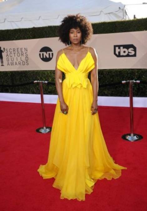 La actriz de 'Glow' Sydelle Noel, destacó en un hermoso vestido amarillo de Leanne Marshall.