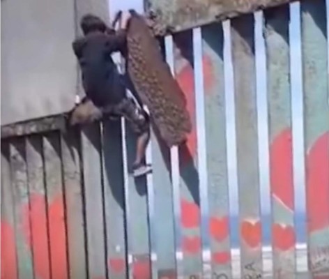 Niño migrante escala y salta el muro fronterizo de EEUU