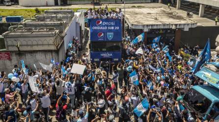 Los aficionados se acercaron al aeropuerto internacional La Aurora, en el sur de la Ciudad de Guatemala, para recibir a los chicos de la Sub-20.