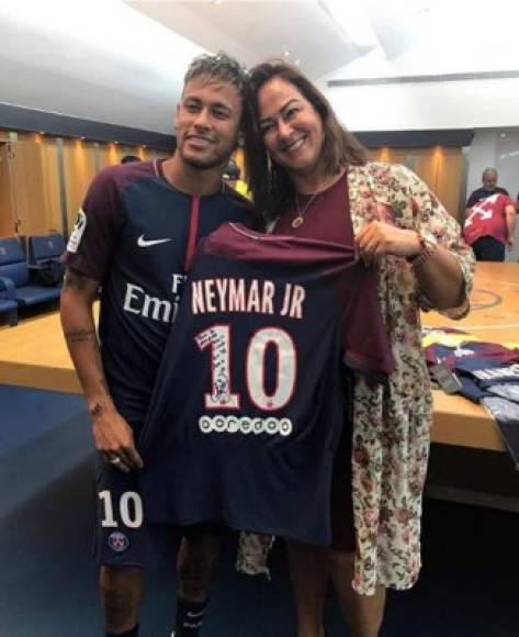 Neymar - Nadine Gonçalves da Silva Santos tuvo al astro brasileño el 5 de febrero de 1992 en São Paulo, Brasil. Es propietaria del 50% de las empresas que la familia tiene en su país natal.