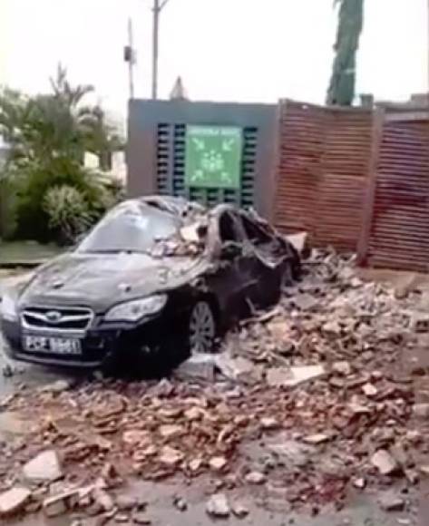 El potente terremoto de 7,3 estremeció también Trinidad y Tobago, donde usuarios compartieron fotografías y videos que dan cuenta de los daños que sufrieron algunas casas y edificios en ciudades del interior de la Isla.