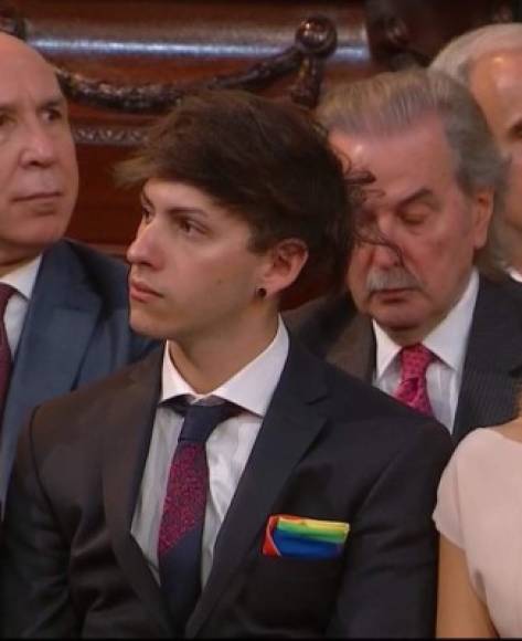 Estanislao Fernández, hijo del mandatario argentino, llegó a la toma de posesión con un pañuelo con los colores distintivos de la bandera LGBTI en el bolsillo. El joven de 24 años es un conocido Drag Queen en su país.