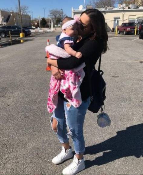 Nathalia Casco ha recuperado rápidamente su figura y comparte en su cuenta de Instagram lindos paseos en compañía de su hija recién nacida.