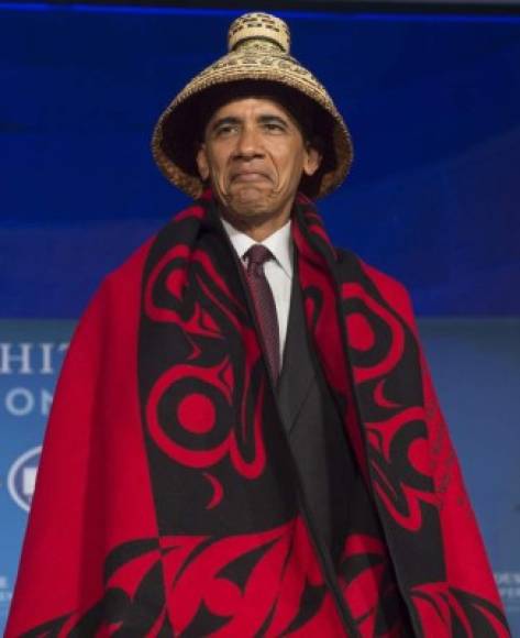 ESTADOS UNIDOS. Traje tribal para Obama. Barack Obama con un sombrero tradicional en la Conferencia de Naciones Tribales. Foto: AFP/Saul Loeb