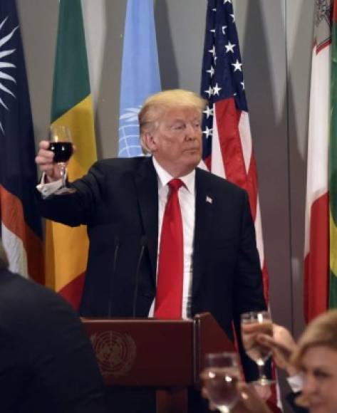 Tras finalizar su discurso, Trump participó en un almuerzo con los líderes mundiales en Nueva York, donde brindó con Coca Cola de dieta.