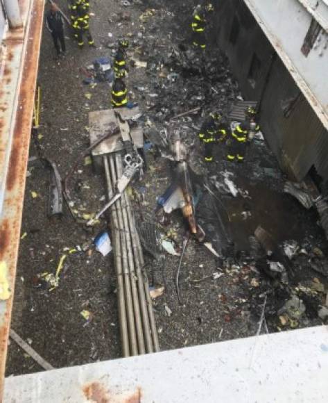 La policía informó que el helicóptero hizo un 'aterrizaje brusco' en medio de la lluvia torrencial y la neblina en el techo del edificio de 54 pisos, donde está ubicada la sede del banco francés BNP Paribas. Al chocar contra el techo la nave se incendió, generando una gran humareda.