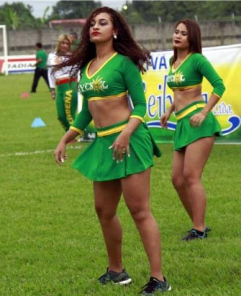 El partido Real Sociedad-Marathón tuvo sexys bailarinas.