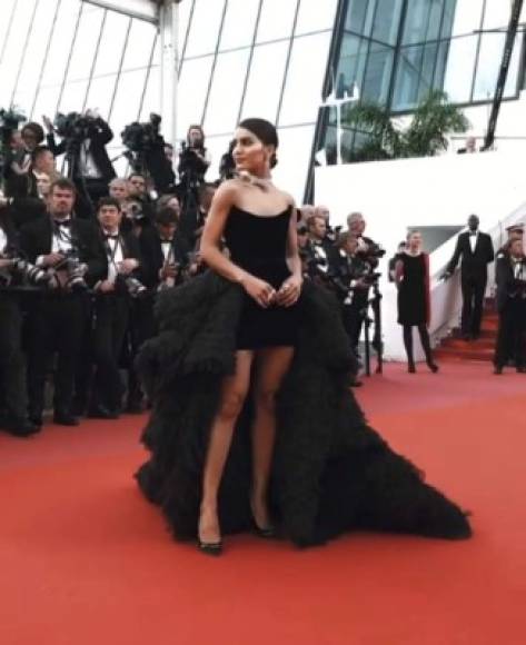 La influencer brasileña Camila Coelho debutó en la alfombra roja con un vestido de Ralph & Russo valorado en un millón de dólares.