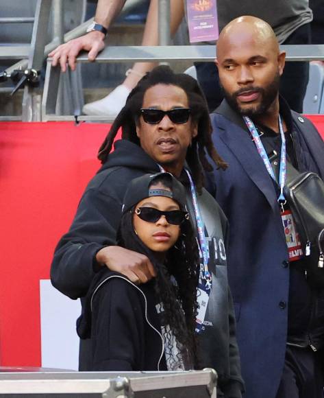  Jay-Z y Blue Ivy Carter, esposo e hija de Beyoncé llegaron temprano al State Farm Stadium.