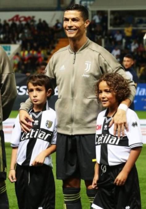 Previo al inicio del juego en Parma, CR7 tuvo el lindo gesto de posar con estos pequeños que se mostraron felices. El porrugués se ganó el cariño de ellos.