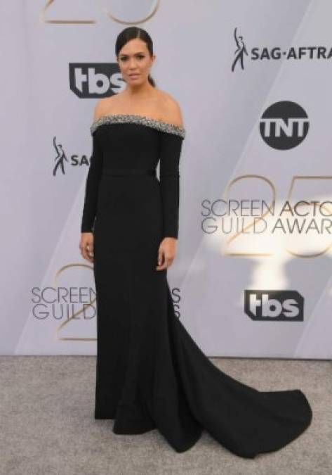 Mandy Moore es el sinónimo de elegancia en un diseño negro de Jason Wu.