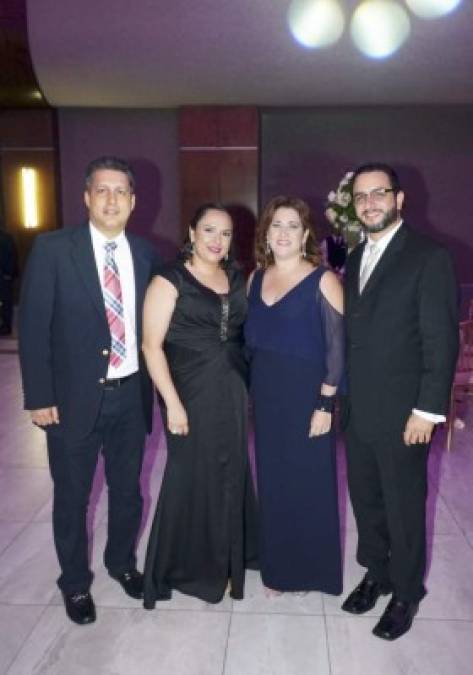 Marcial y Mirna Martínez con Janina y Kristian Bandy.