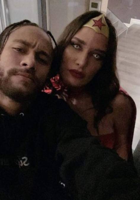 Neymar compartió parte de la diversión de la noche junto a su amiga Angelica Gomes, que decidió asistir a la fiesta con un el característico atuendo de la princesa guerrera Diana Prince, a la que encarnó Gal Gadot en la taquillera cinta del 2017 'Wonder Woman'. 'Mujer maravilla'.