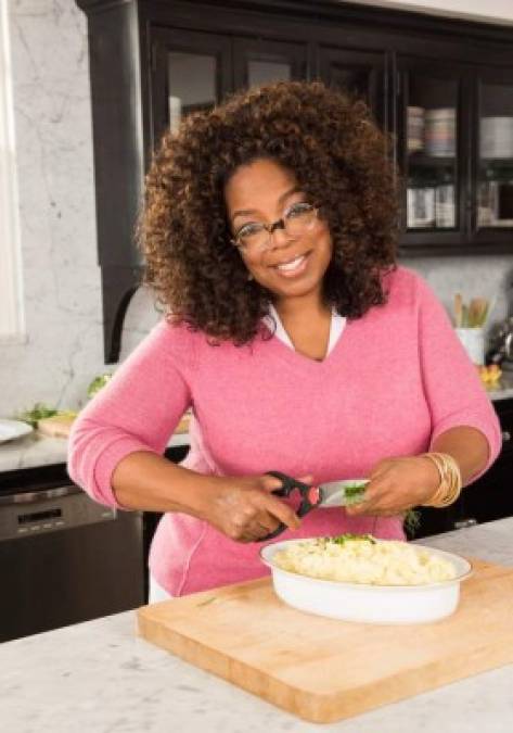 Oprah Winfrey. La presentadora de televisión, y una de las mujeres mas influyentes del mundo, según TIME, publicó las recetas que la ayudaron a encontrar un equilibrio entre disfrutar de la comida y llevar un estilo de vida saludable en su libro titulado acertadamente: Comida, salud y felicidad.<br/><br/>Instagram: @oprah