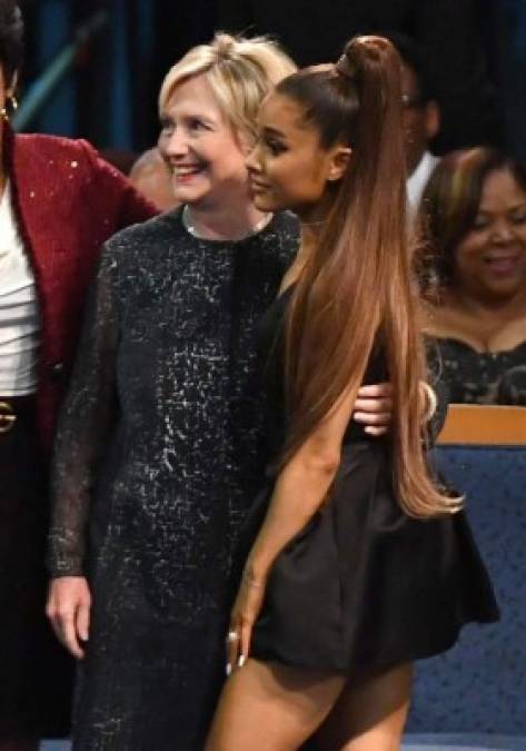Ariana también posó con la exprimera dama y candidata presidencial, Hillary Clinton.