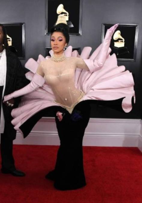 La rapera Cardi B lució uno de los atuendos más extravagantes de la noche. Un vestido vintage Mugler 1995 Couture con forma de caracol.