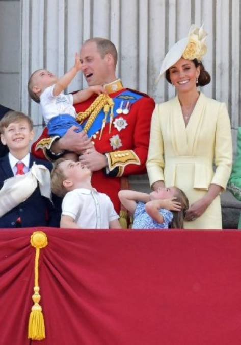 Los príncipes George y Charlotte de Cambridge ya habían asistido en años anteriores a esta fiesta, pero para el pequeño Louis, que acaba de cumplir un añito, ha sido su debut.