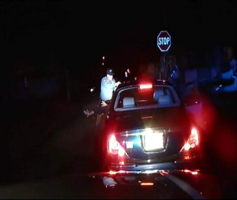 Un video muestra a policía disparando a un sospechoso que se iba a entregar