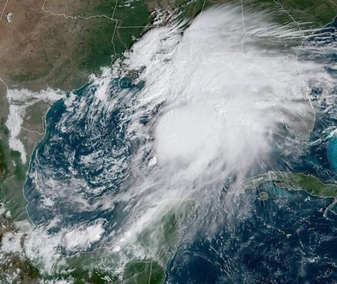 El noroeste de Florida con vientos fuertes y marea alta por tormenta Néstor